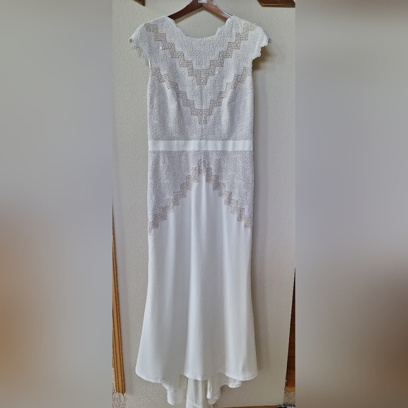 Tadashi Shoji Serena Gown. Crocheted Sequin Crepe. Womens size 10 - Picture 2 of 11